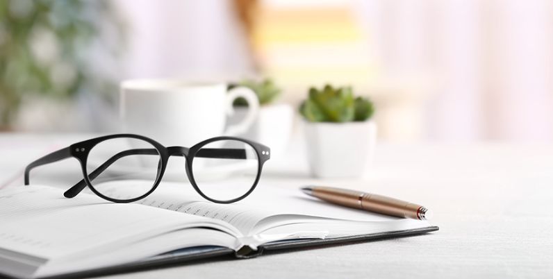 Perché evitare gli occhiali da lettura premontati | VisionOttica