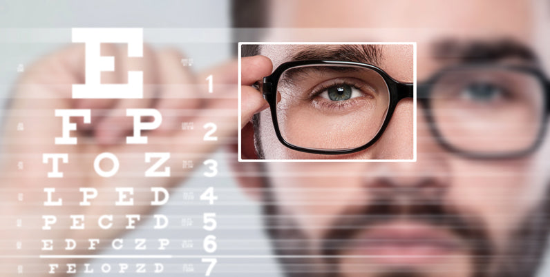 Volto maschile con occhiali accanto a una tavola optometrica, a richiamare il controllo della vista