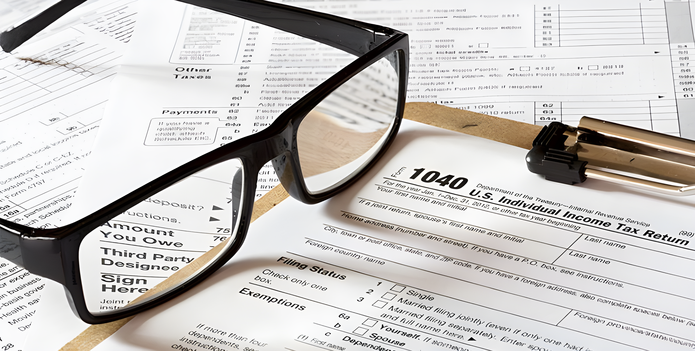 Occhiali da vista poggiati su moduli per la dichiarazione dei redditi, tema della detrazione fiscale