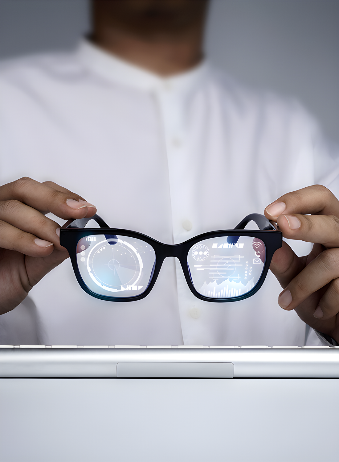 Mani mostrano un paio di occhiali con interfaccia digitale riflessa sulle lenti