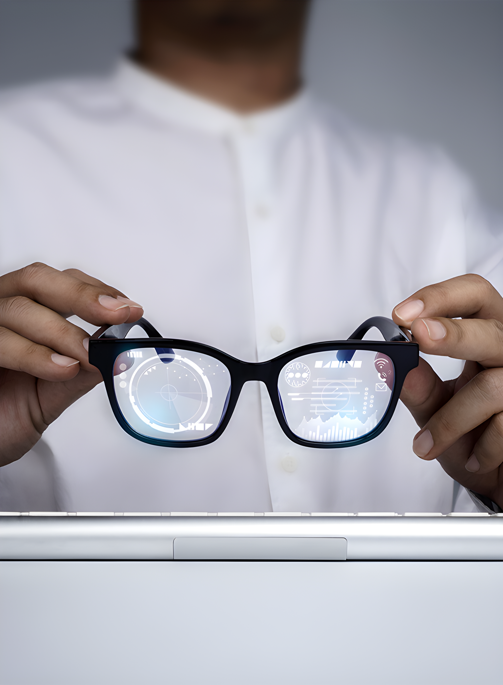 Mani mostrano un paio di occhiali con interfaccia digitale riflessa sulle lenti