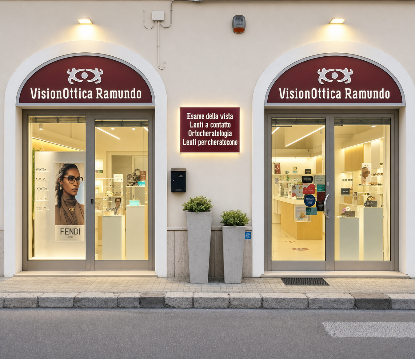 Facciata del negozio VisionOttica Ramundo di Galatone su strada con due archi a insegna bordeaux, vetrina con poster Fendi e pannello servizi con orari e specializzazioni