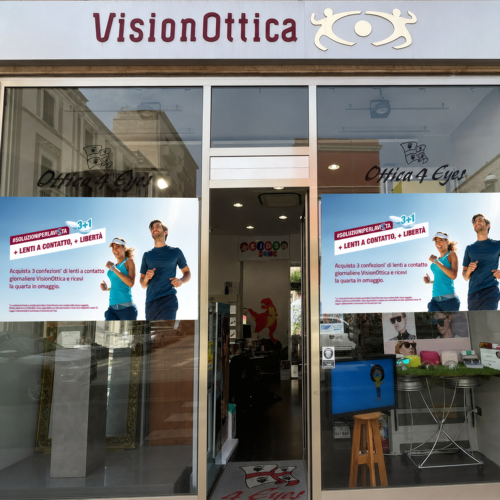 Facciata del negozio VisionOttica 4Eyes di Cagliari su strada con insegna bianca, vetrine con poster promozionali sportivi e porta a vetri centrale aperta
