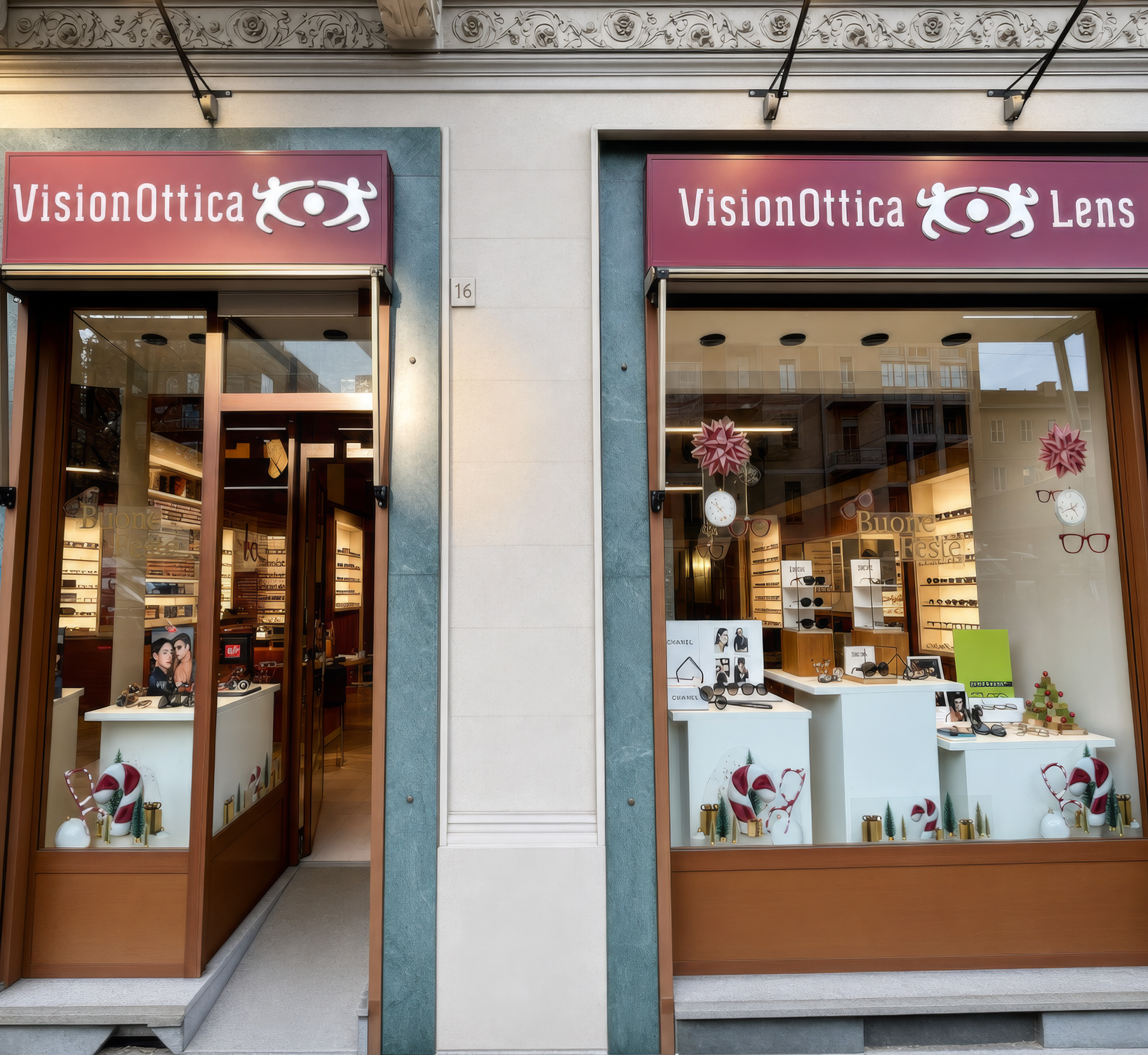 Facciata del negozio VisionOttica Lens di Torino su via pedonale in centro storico con doppia vetrina decorata per le feste, insegne bordeaux e occhiali e accessori esposti