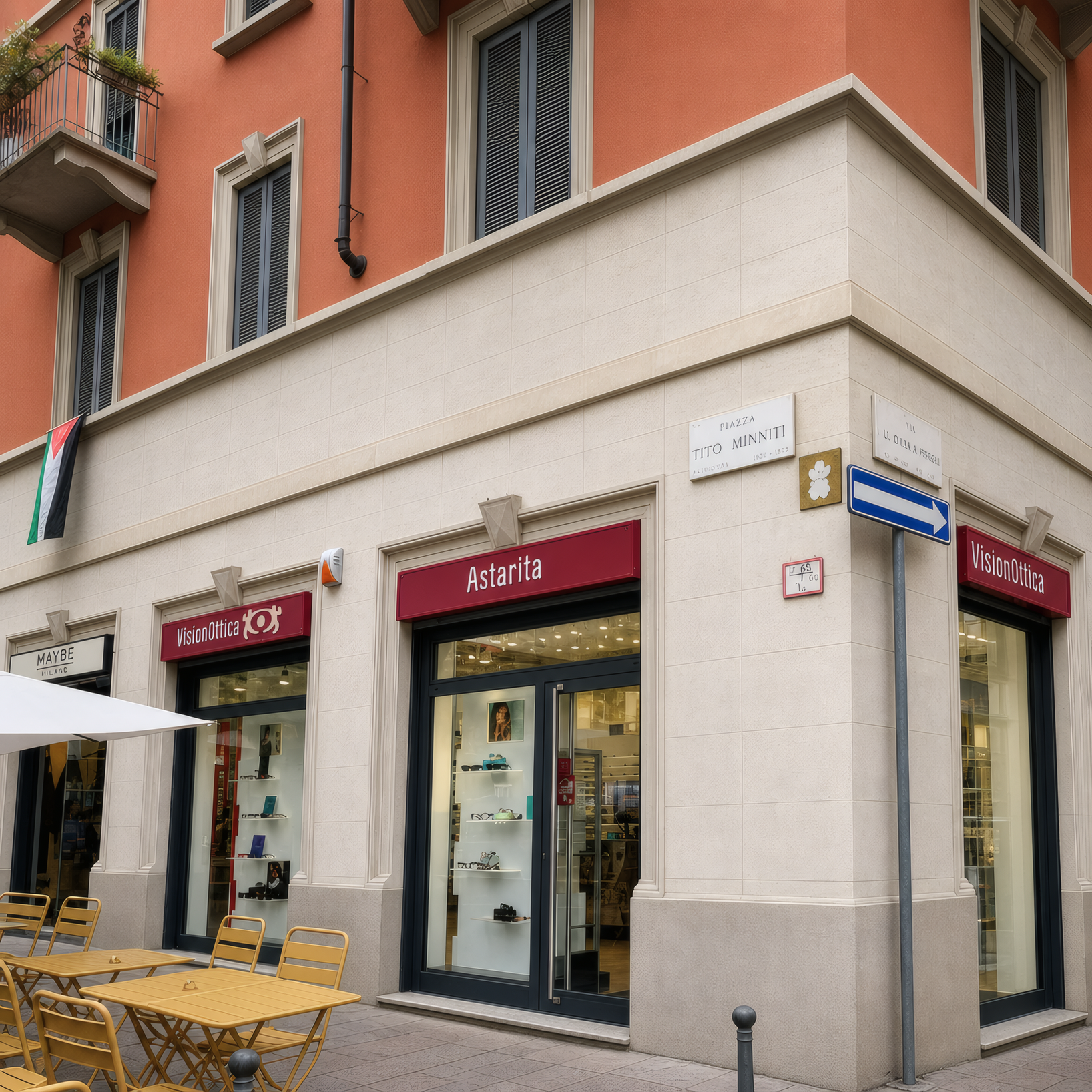 Interno del negozio VisionOttica Astarita di Milano in centro commerciale con lunghe pareti di espositori di montature e totem promozionali 3+1