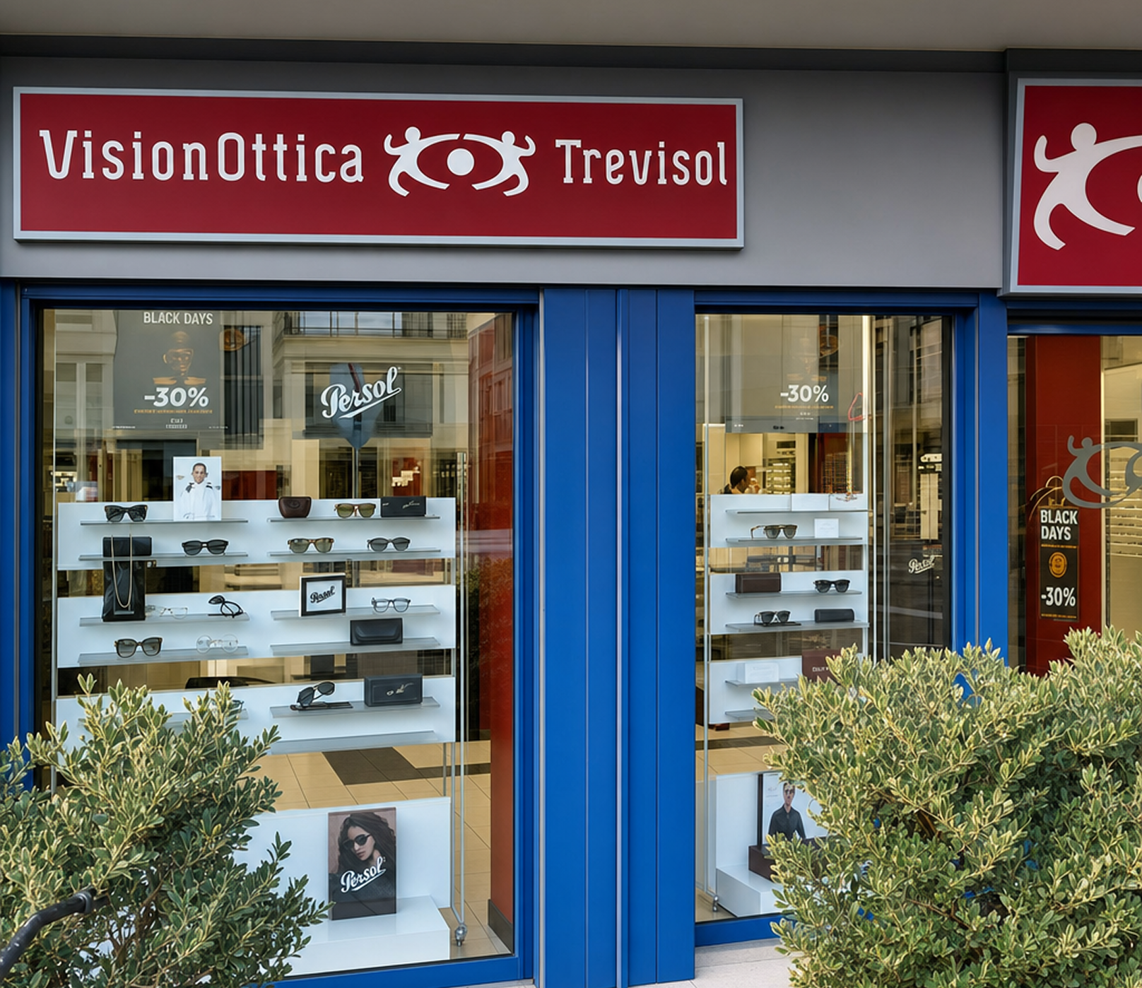 Vetrina del negozio VisionOttica Trevisol di Cassano Magnago su strada con insegna rossa, espositori Persol con occhiali da sole e banner Black Days -30%
