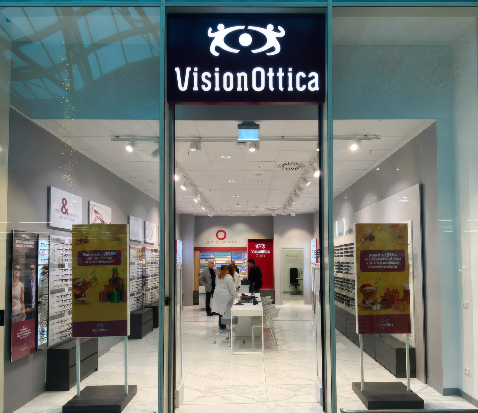 Ingresso del negozio VisionOttica Calboli di Cesena in centro commerciale con insegna bordeaux su sfondo nero, scaffali laterali con montature e cliente al bancone interno